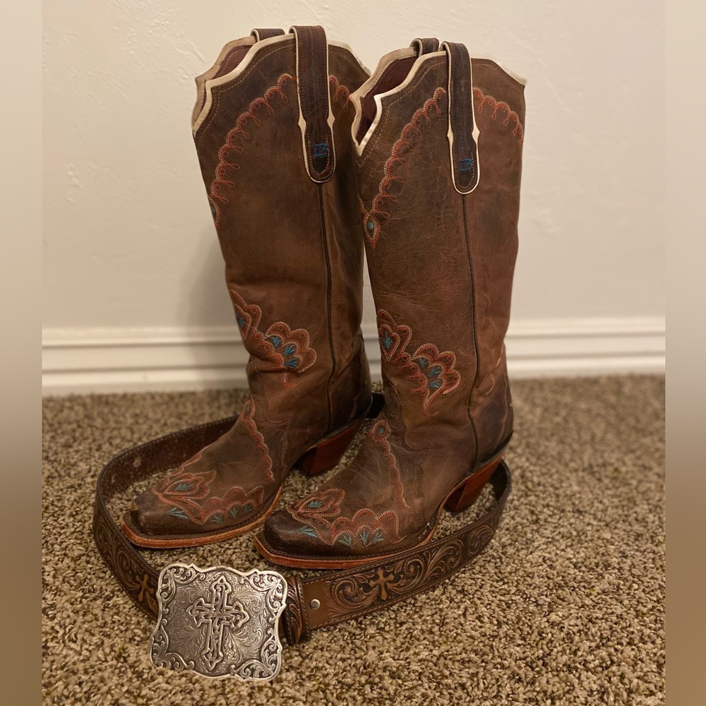 Ladies Tony Lama size 8B boots and Nocona belt size medium